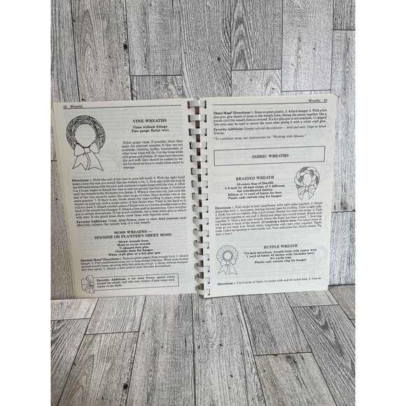 Christmas Favorites The Holiday Handbook Decorating Entertaining Recipes - Picture 7 of 9